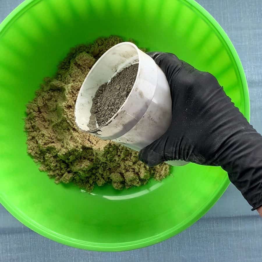 purina cement into bowl with sand