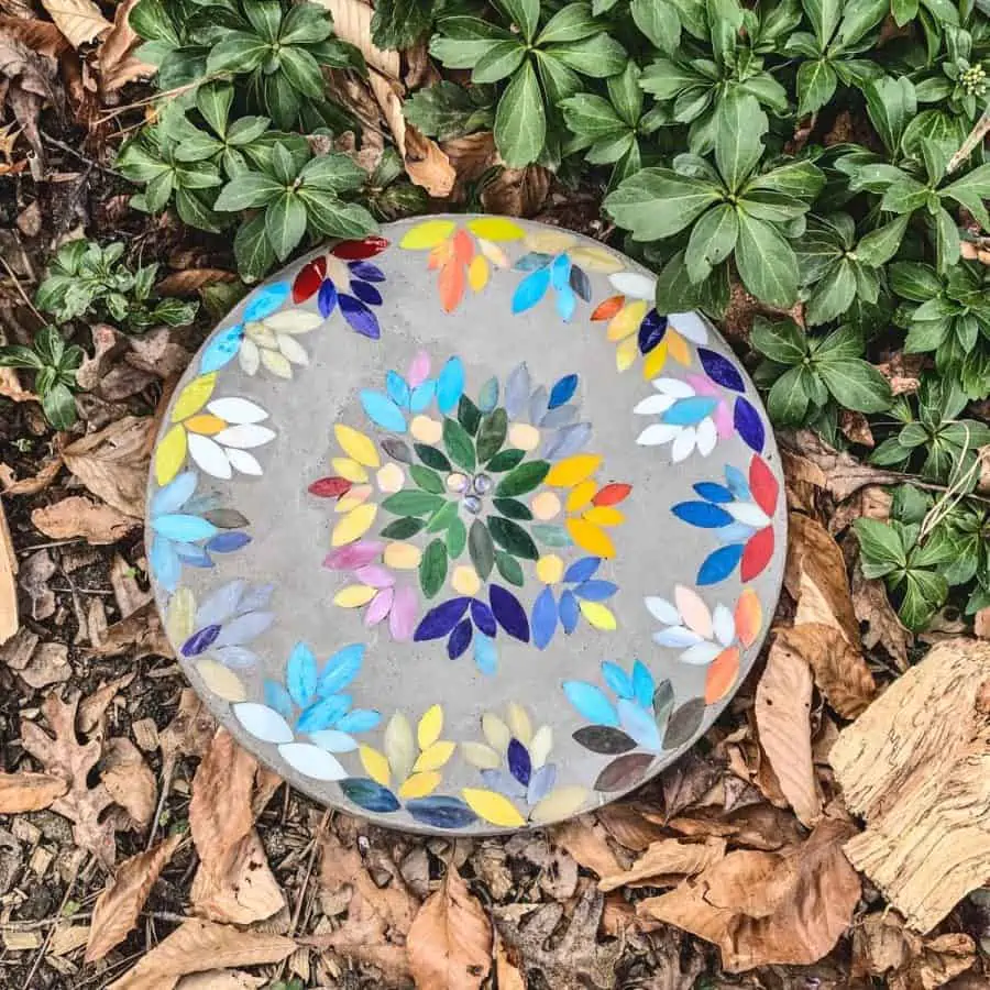 Make a Mosaic Stone: DIY Garden - Pretty Plants
